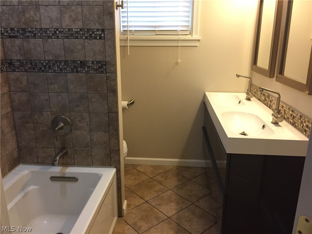 2537 Mayfair Road Akron, OH 44312 - Photo 3 of 27 Gallery Image 3