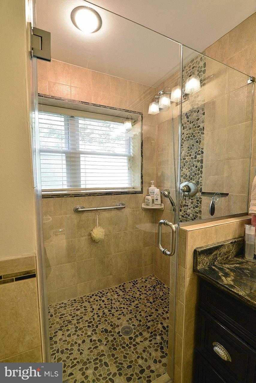 3446 Luttrell Road Annandale, VA 22003 - Photo 14 of 30 MBA Shower