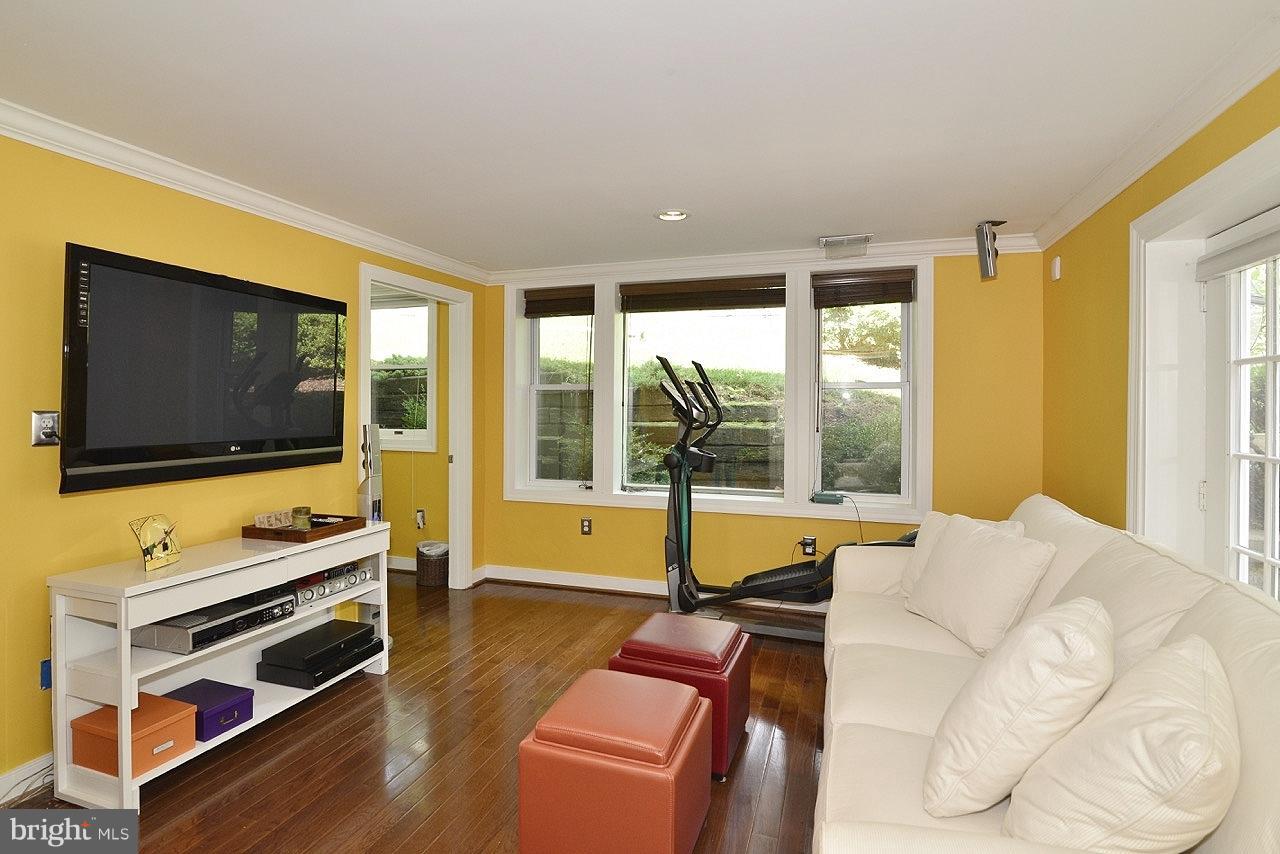 3446 Luttrell Road Annandale, VA 22003 - Photo 20 of 30 Den