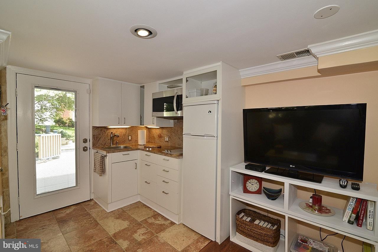 3446 Luttrell Road Annandale, VA 22003 - Photo 23 of 30 Inlaw Suite Kitchenette