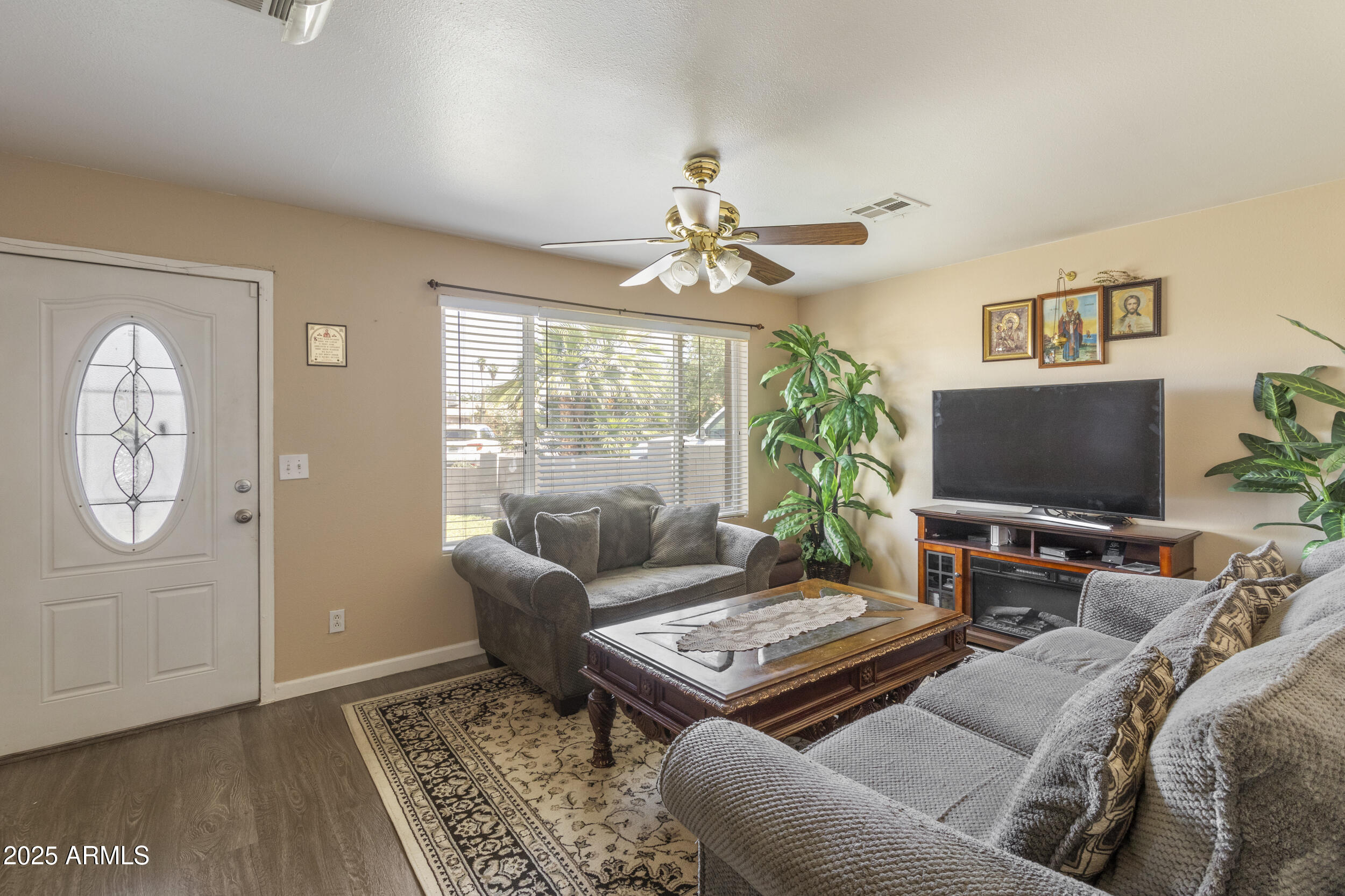 2201 West Wethersfield Road Phoenix, AZ 85029 - Photo 2 of 19 4_img_1573