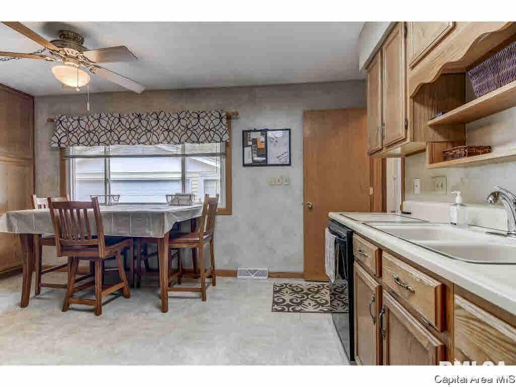 1317 Valley Drive Springfield, IL 62702 - Photo 8 of 35