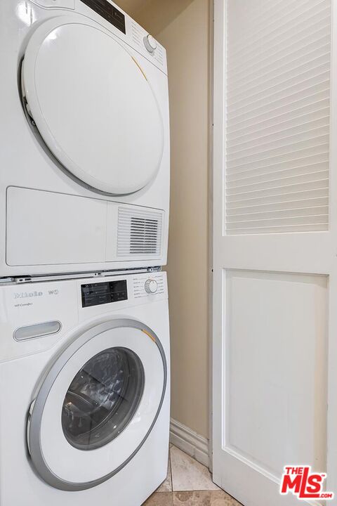 10795 Wilshire Boulevard, Unit 403 Los Angeles, CA 90024 - Photo 14 of 27 a utility room with dryer and washer