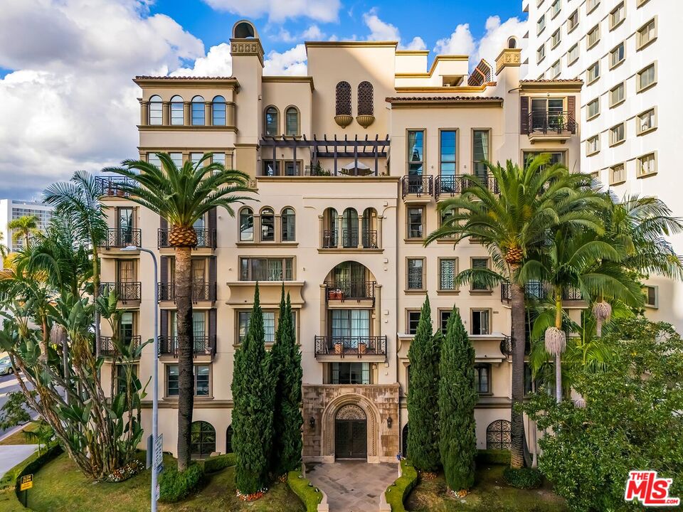 10795 Wilshire Boulevard, Unit 403 Los Angeles, CA 90024 - Photo 20 of 27 a front view of a multi story building