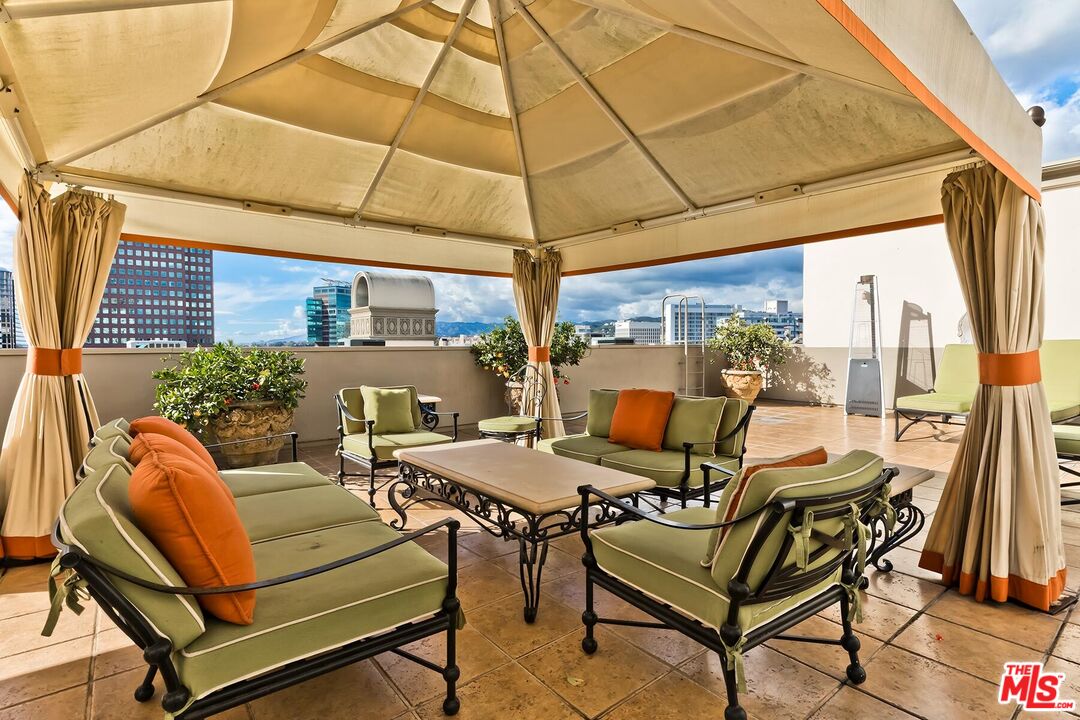 10795 Wilshire Boulevard, Unit 403 Los Angeles, CA 90024 - Photo 22 of 27 a view of a outdoor seating area
