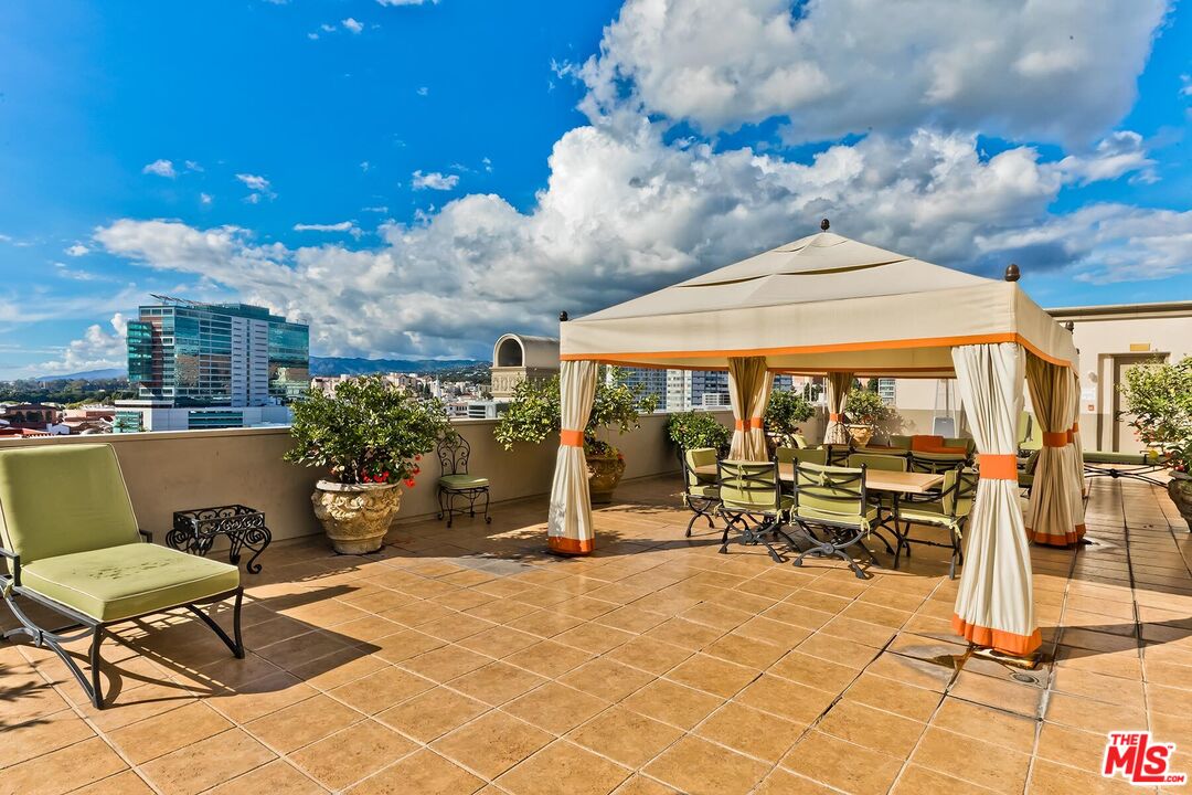 10795 Wilshire Boulevard, Unit 403 Los Angeles, CA 90024 - Photo 25 of 27 a patio with tables and chairs