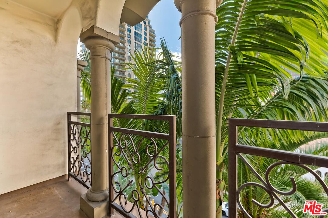 10795 Wilshire Boulevard, Unit 403 Los Angeles, CA 90024 - Photo 4 of 27 a view of an entryway with sign board