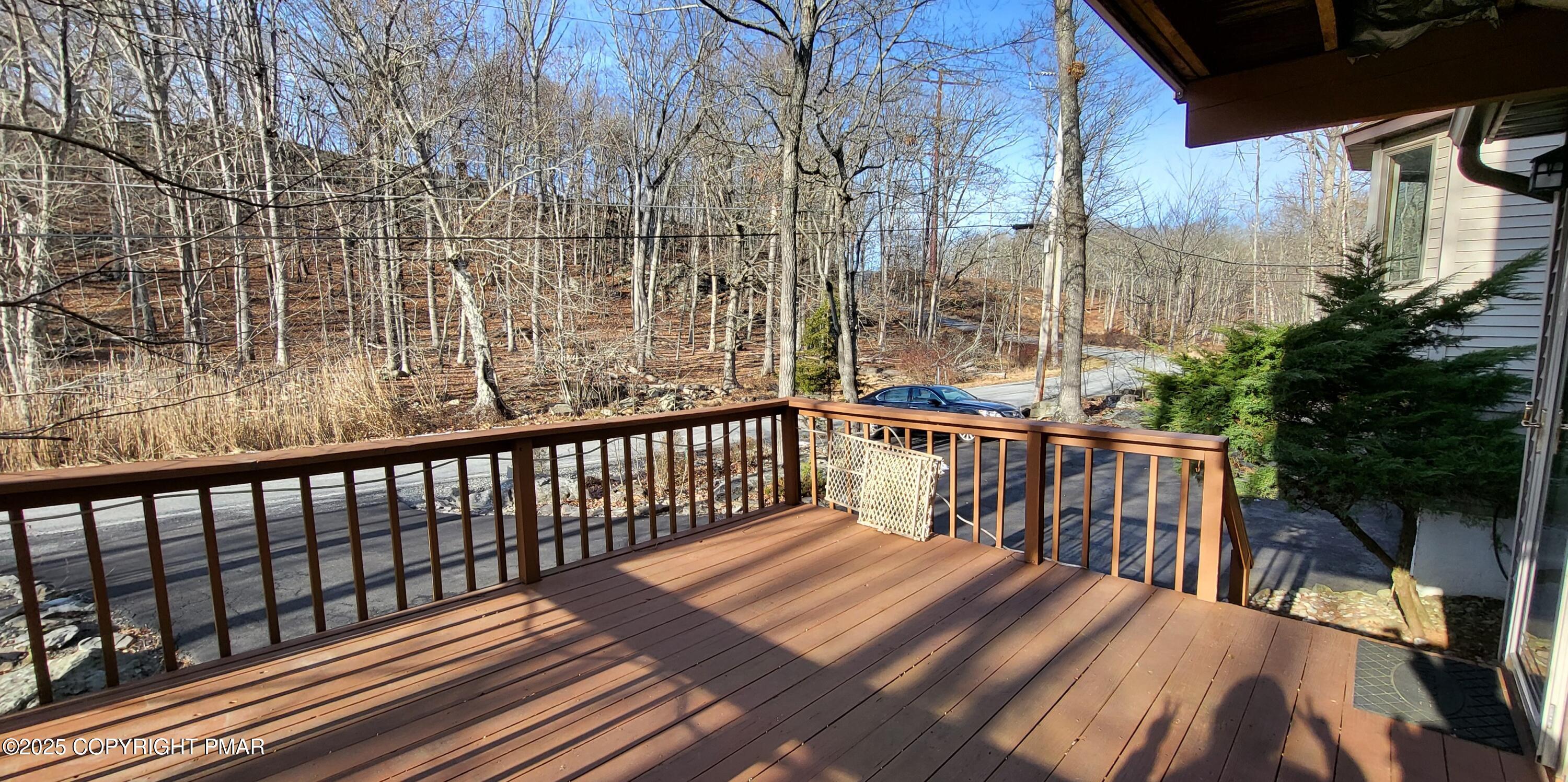 228 Edinburgh Road Bushkill, PA 18324 - Photo 4 of 77 20251222_141424