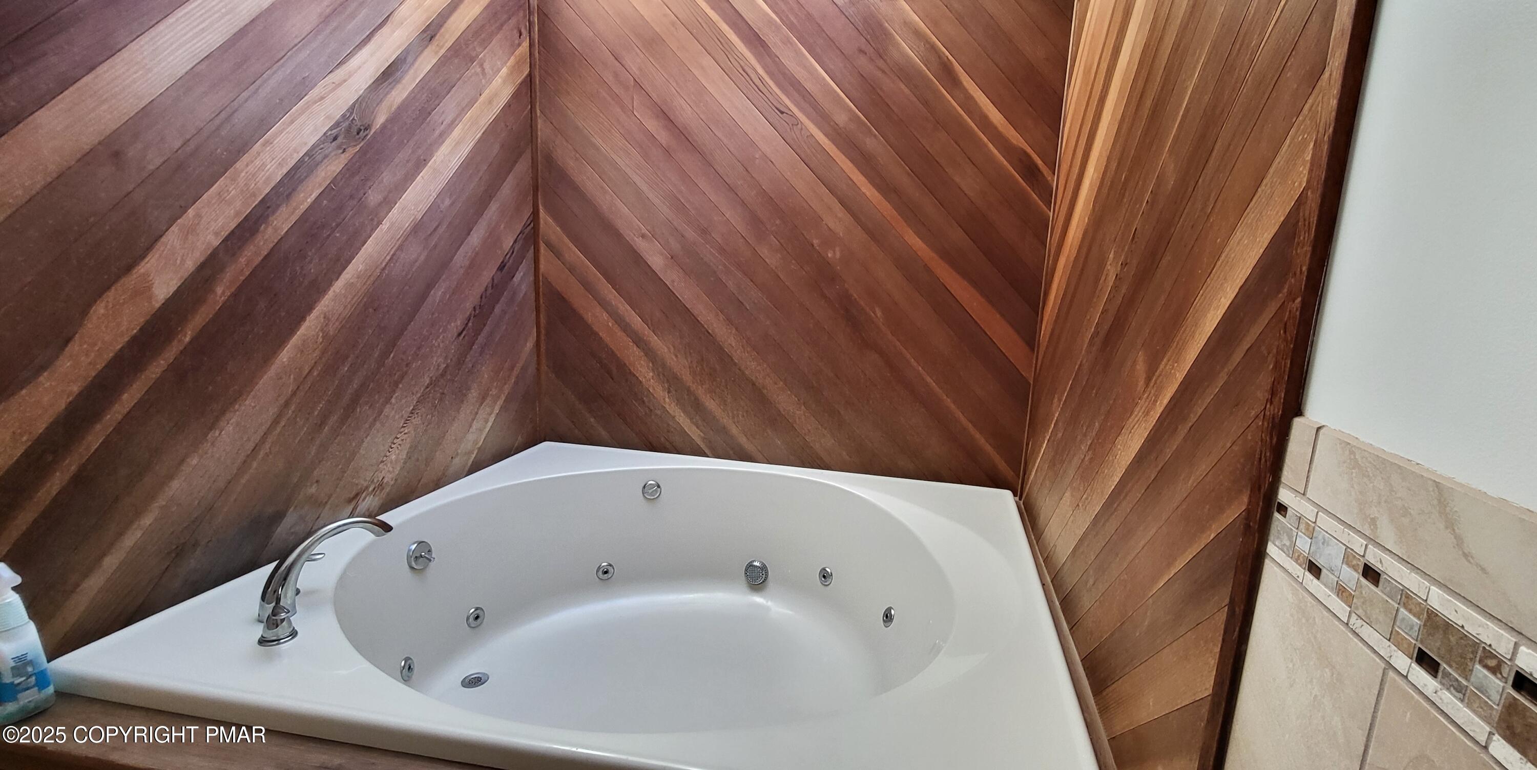 228 Edinburgh Road Bushkill, PA 18324 - Photo 42 of 77 20251222_145455