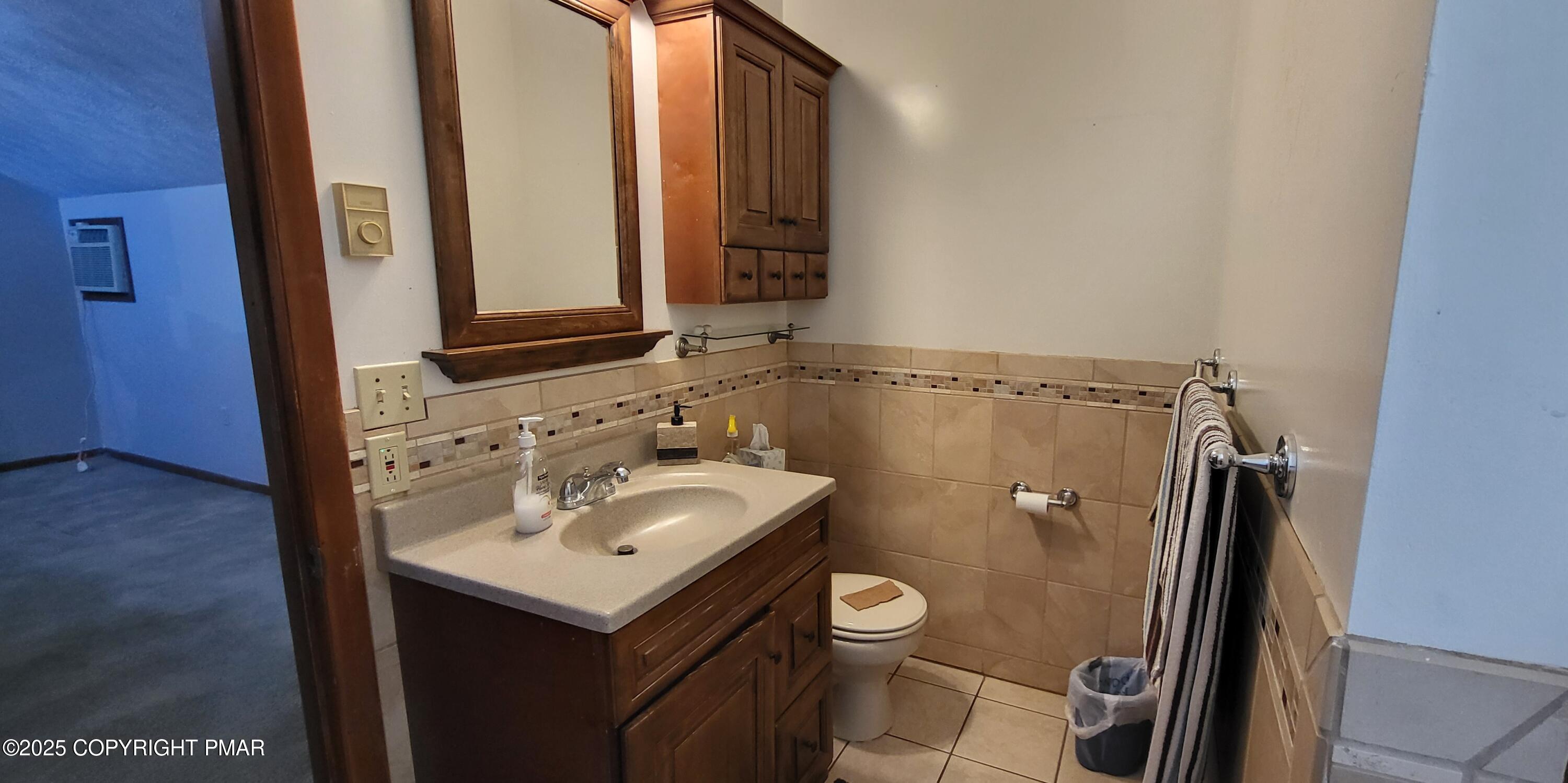 228 Edinburgh Road Bushkill, PA 18324 - Photo 44 of 77 a bathroom with a sink toilet and mirror