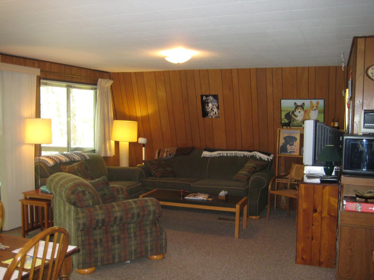 816 High Point Road Moneta, VA 24121 - Photo 3 of 11 Roomy Living Area