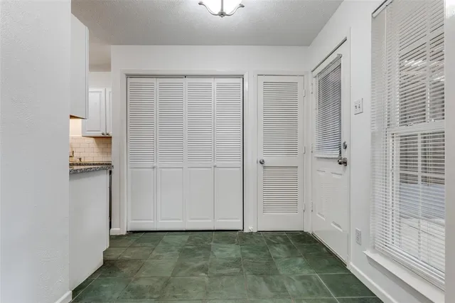 a view of entryway with bathroom