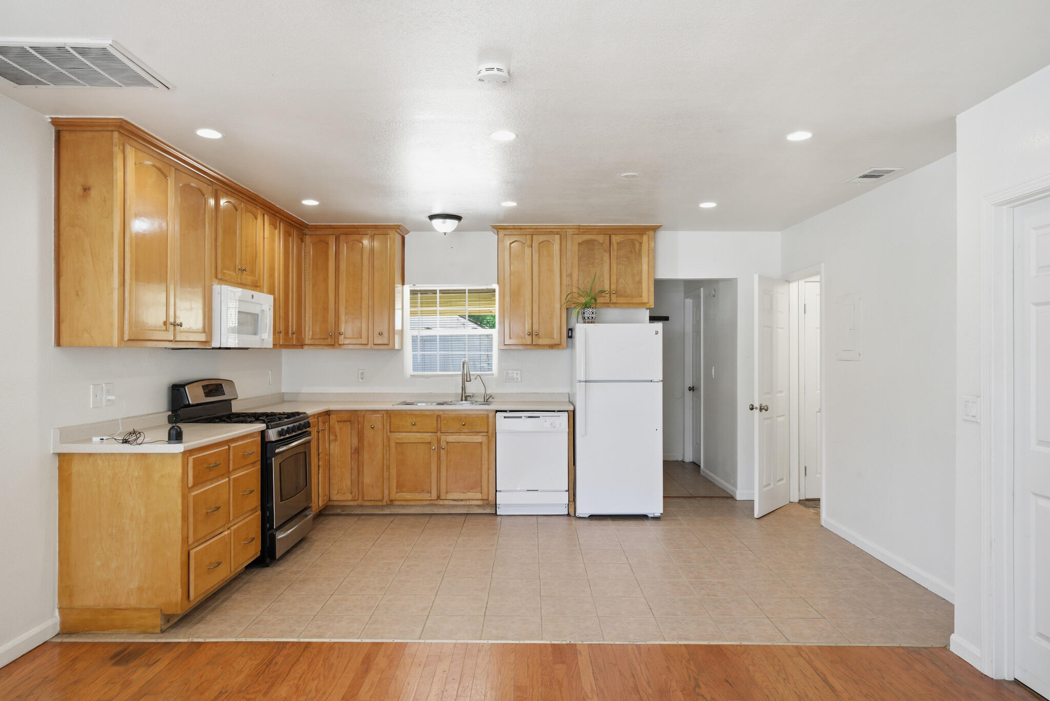 723 South Locust Street Visalia, CA 93277 - Photo 7 of 27