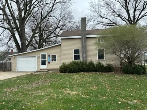 a house that is sitting in the grass