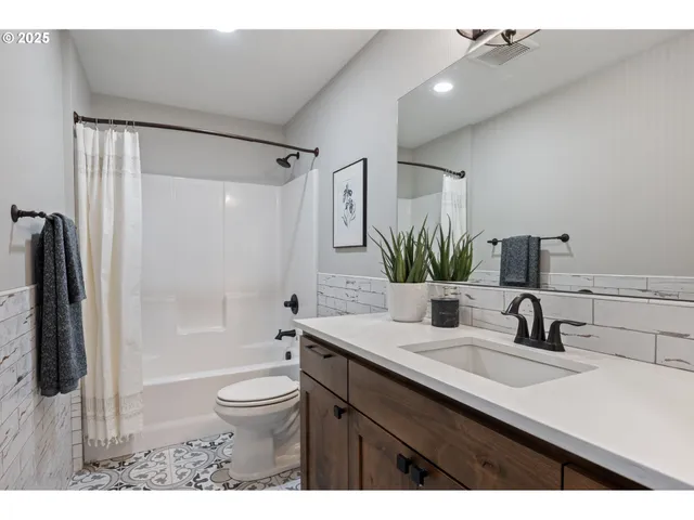 a view of an empty room and windows