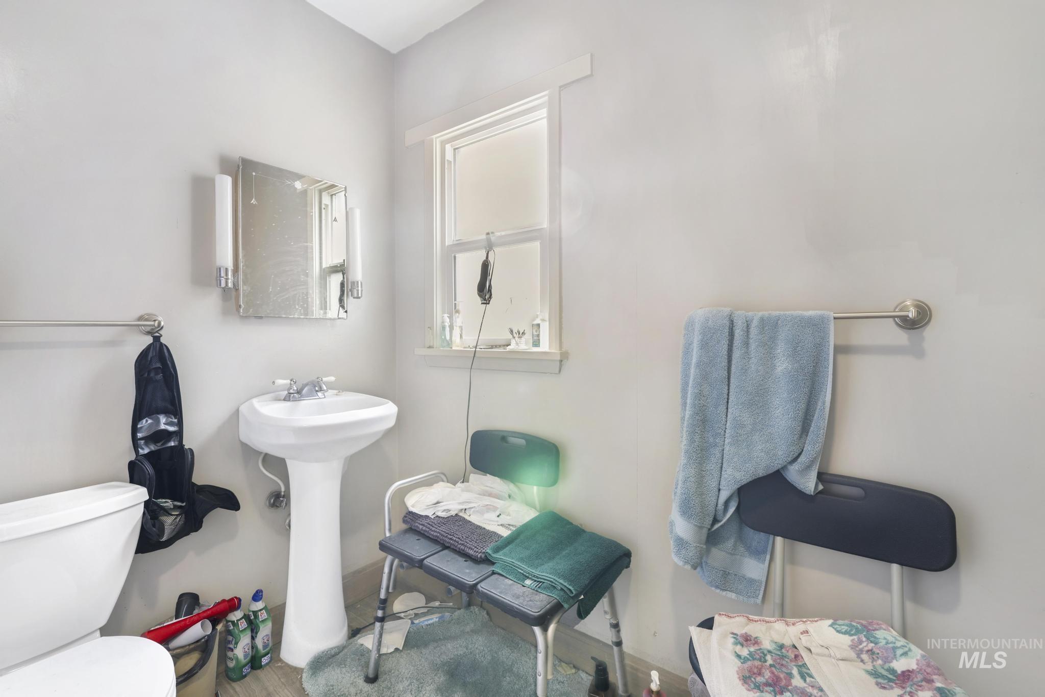 818 Union Avenue Filer, ID 83328 - Photo 13 of 20 Half bathroom with toilet