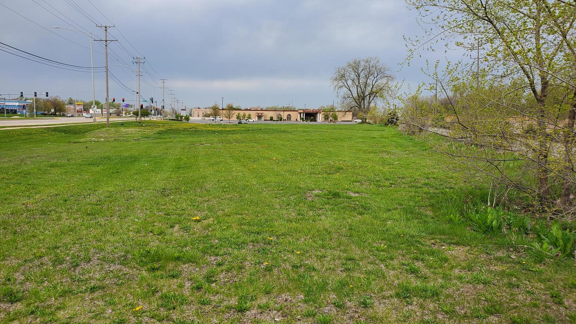 a view of yard with seating area and trees all around