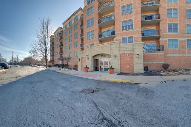 $319,999 | 9530 Cook Avenue, Unit 414, Oak Lawn, IL 60453
