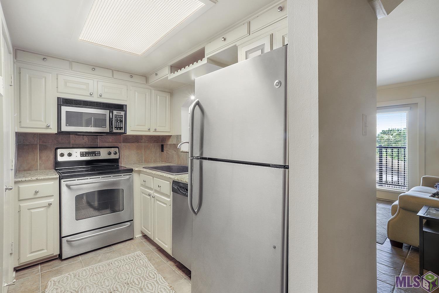 2045 North 3rd Street, Unit 309 Baton Rouge, LA 70802 - Photo 10 of 19 Bright kitchen w/ ample storage