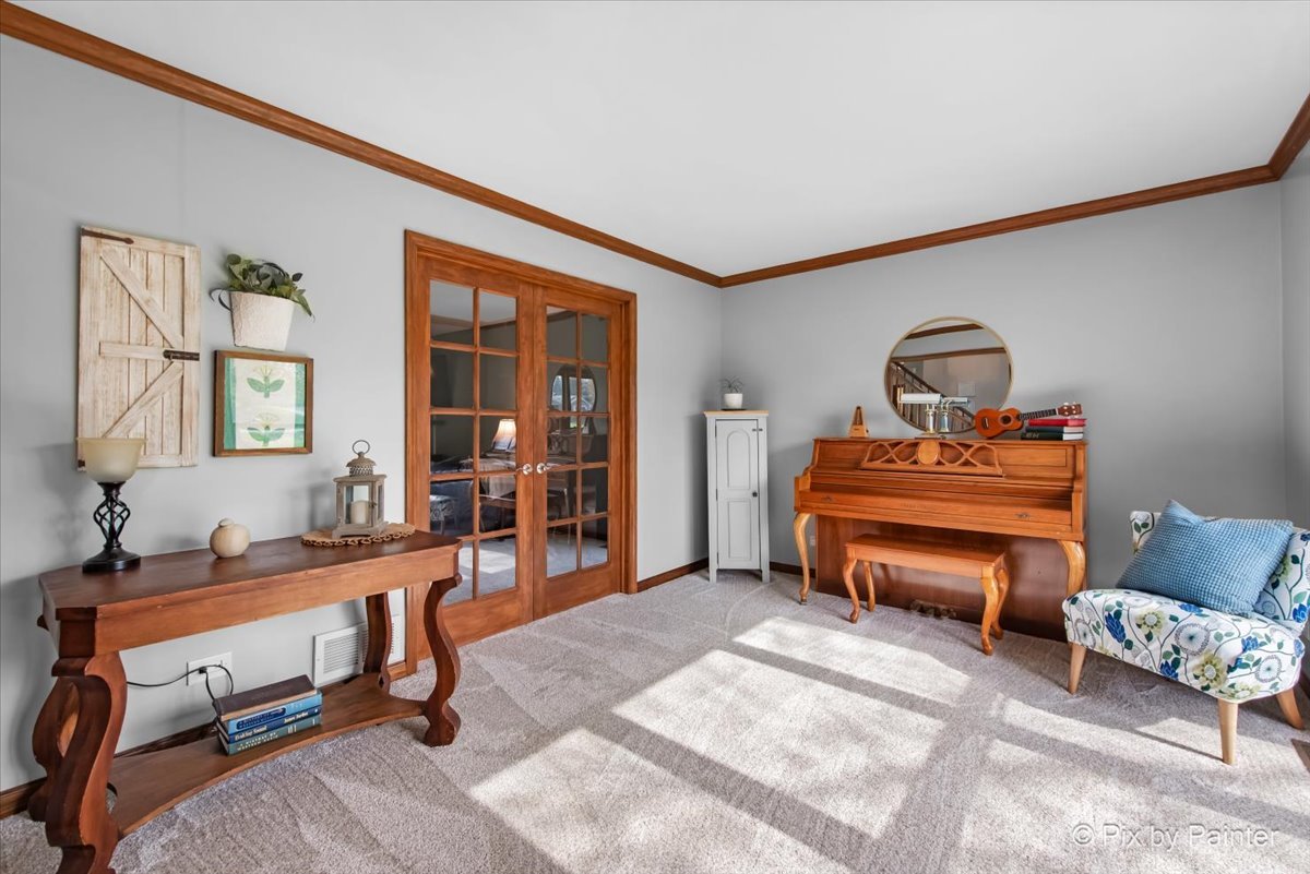 3910 Tecoma Drive Crystal Lake, IL 60012 - Photo 11 of 54 a room with furniture and window