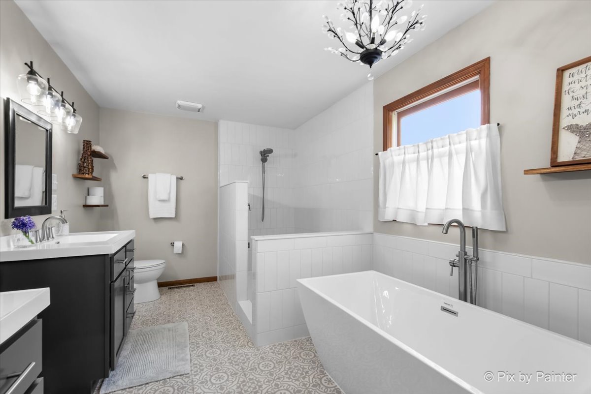 3910 Tecoma Drive Crystal Lake, IL 60012 - Photo 34 of 54 a bathroom with a tub a sink and mirror