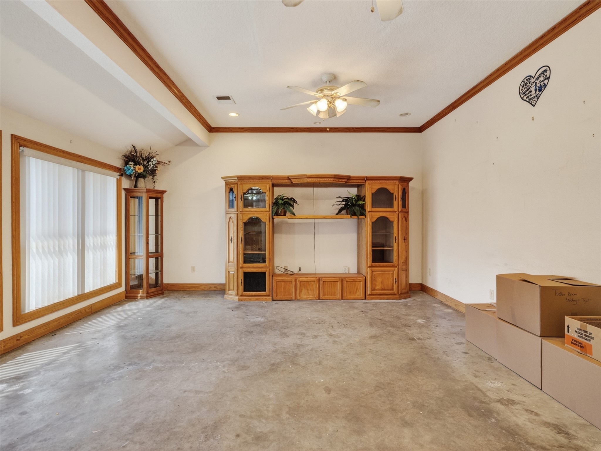 5036 Singletary Road Alvin, TX 77511 - Photo 4 of 35 Open-concept living space with high ceilings and versatile layout, ideal for gatherings or relaxing.