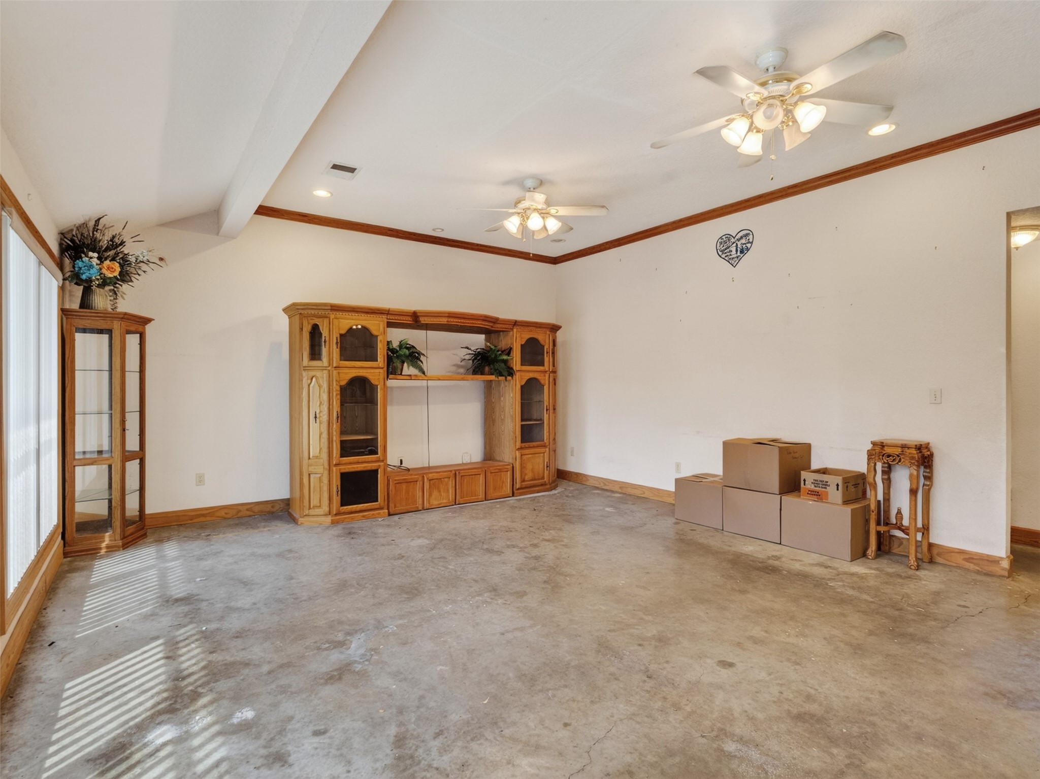 5036 Singletary Road Alvin, TX 77511 - Photo 5 of 35 Spacious main living area offering multiple layout options and seamless flow to adjacent spaces.