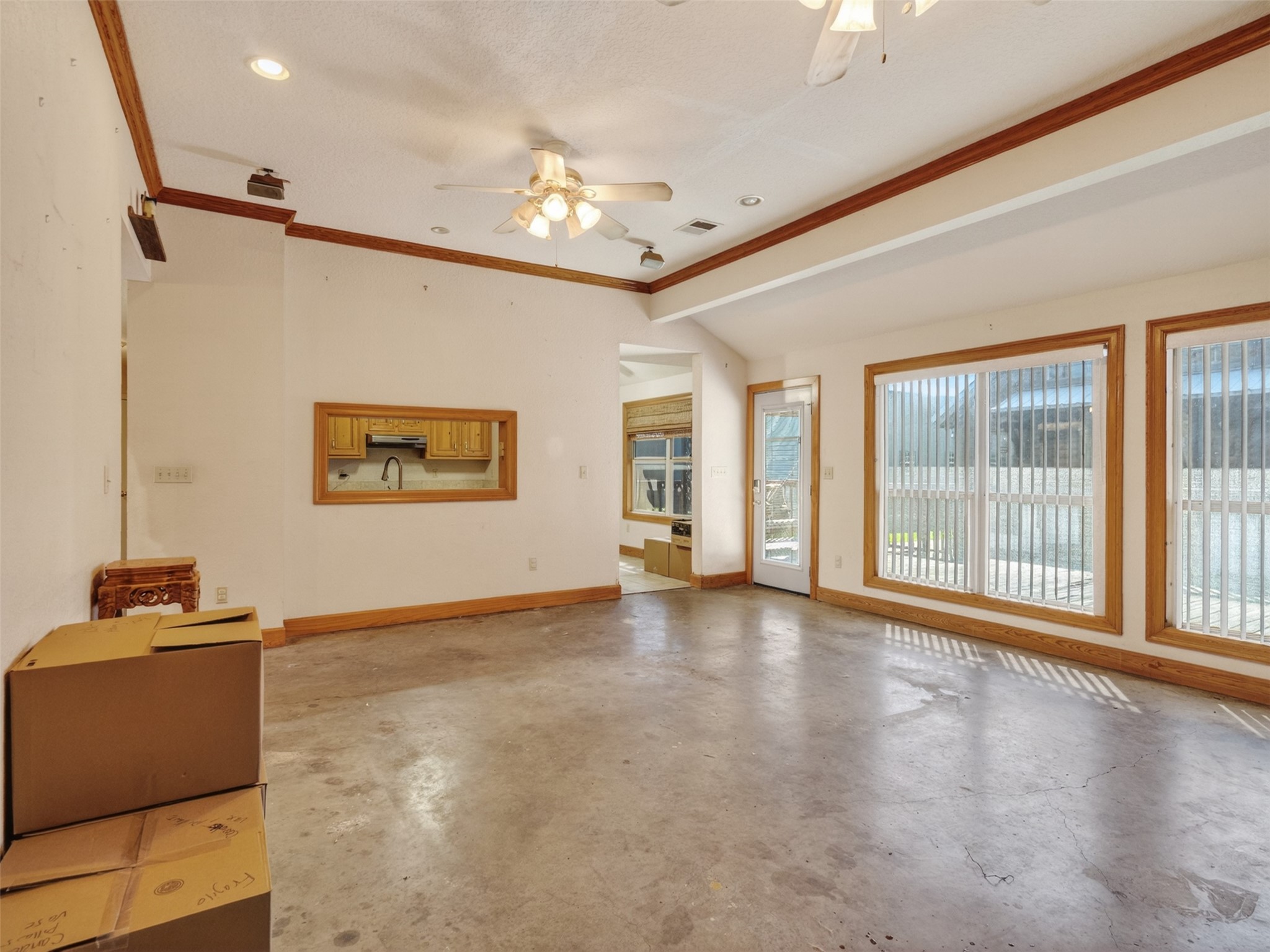 5036 Singletary Road Alvin, TX 77511 - Photo 7 of 35 Open living area with convenient sightlines into the kitchen and surrounding rooms.