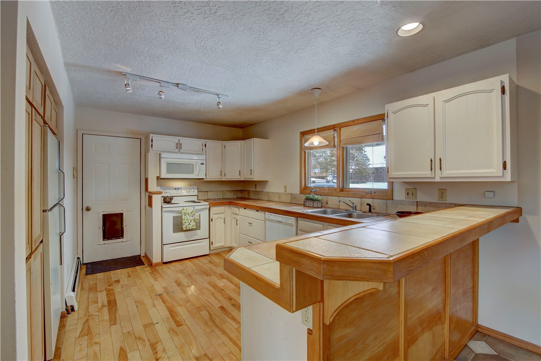 371 Alpine Road Dillon, CO 80435 - Photo 2 of 34 Breakfast counter bar looking into kitchen
