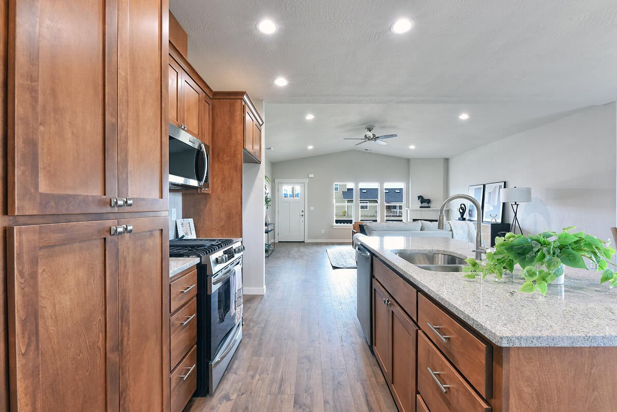 1737 Thomas Road Medford, OR 97501 - Photo 8 of 27 6a