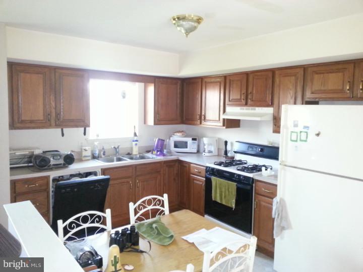 202 Roxberry Drive Sinking Spring, PA 19608 - Photo 4 of 13 Kitchen