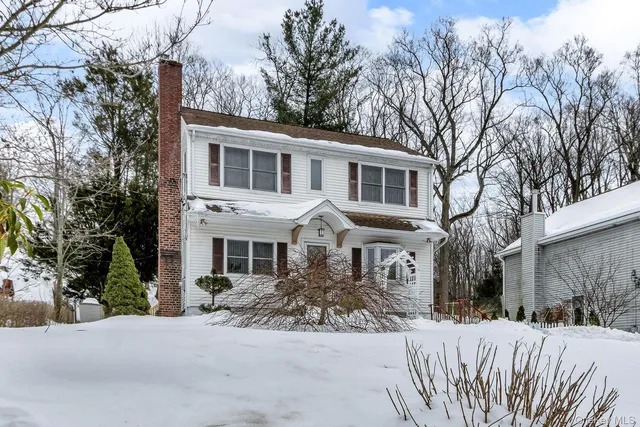 $900,000 | 155 Lake Shore Drive, Pleasantville, NY 10570