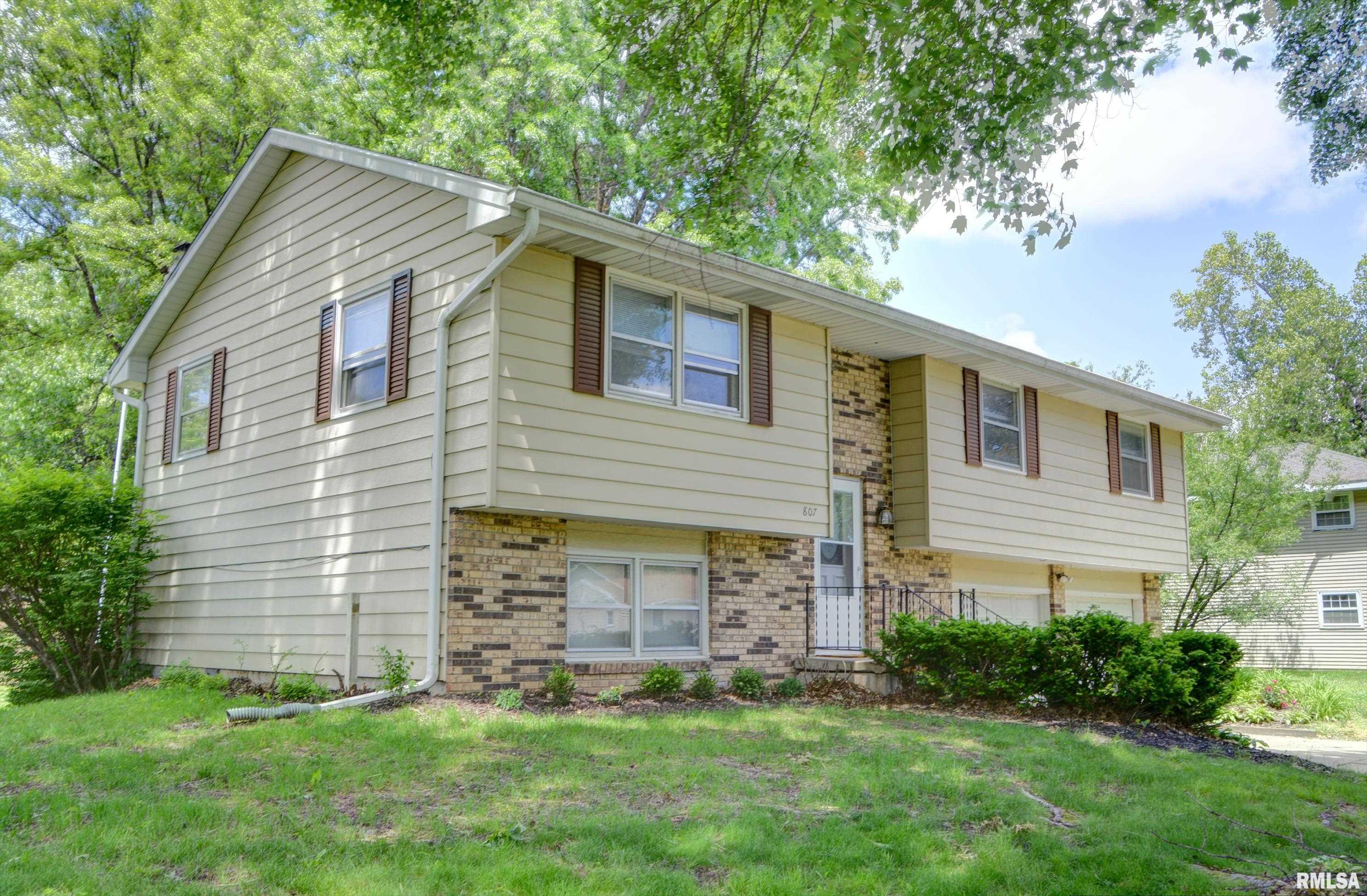 807 Meadow Drive Macomb, IL 61455 - Photo 2 of 24