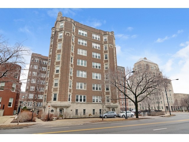 6342 North Sheridan Road, Unit 5B Chicago, IL 60660 - Photo 1 of 25 a front view of a building