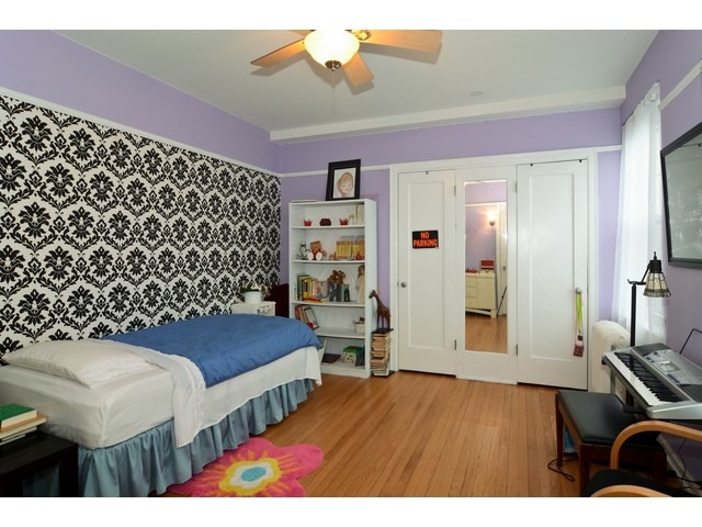 6342 North Sheridan Road, Unit 5B Chicago, IL 60660 - Photo 17 of 25 a bedroom with furniture and wooden floor