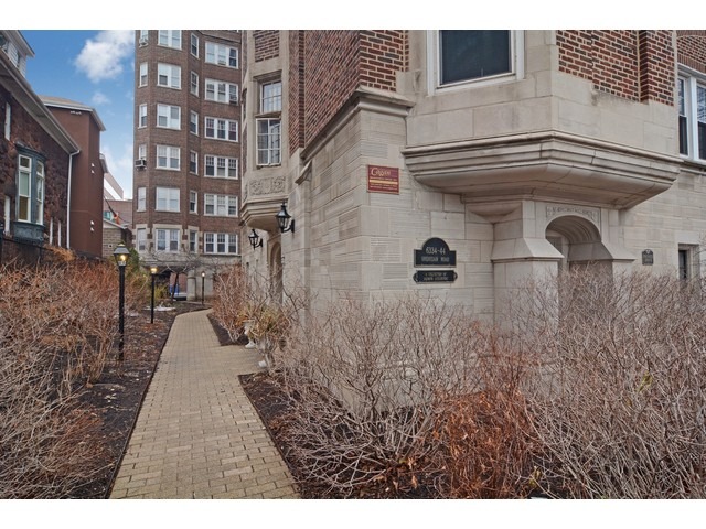 6342 North Sheridan Road, Unit 5B Chicago, IL 60660 - Photo 23 of 25 a house view with a outdoor space