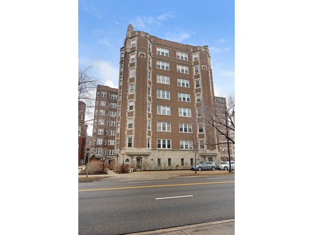 6342 North Sheridan Road, Unit 5B Chicago, IL 60660 - Photo 24 of 25 a view of a large building