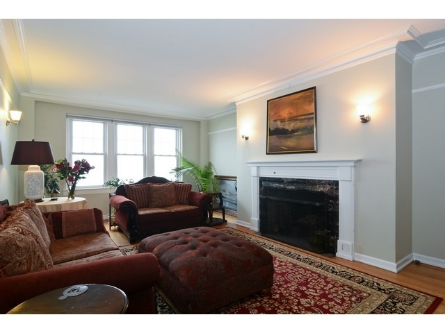6342 North Sheridan Road, Unit 5B Chicago, IL 60660 - Photo 4 of 25 a living room with furniture and a fireplace