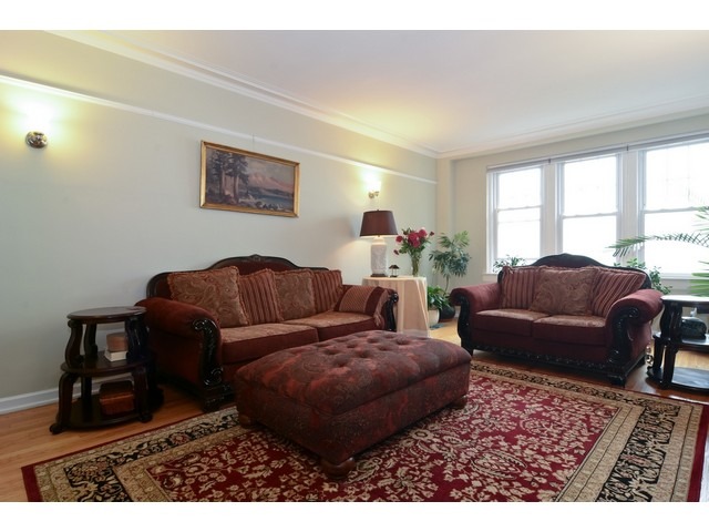 6342 North Sheridan Road, Unit 5B Chicago, IL 60660 - Photo 6 of 25 a living room with a couch and a window