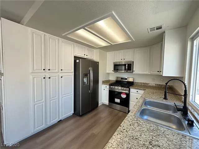 $2,350 | 5035 Meadow Grove Court, Las Vegas, NV 89120