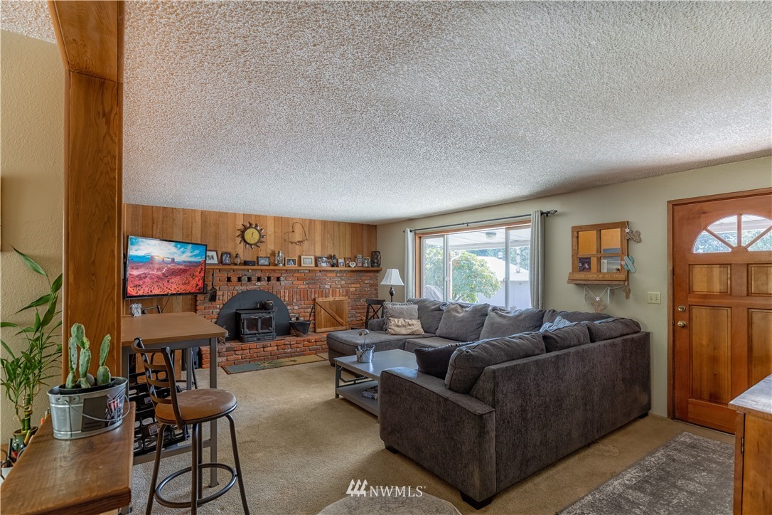 12410 Wagner Road Monroe, WA 98272 - Photo 3 of 30 a living room with furniture a couch and a window