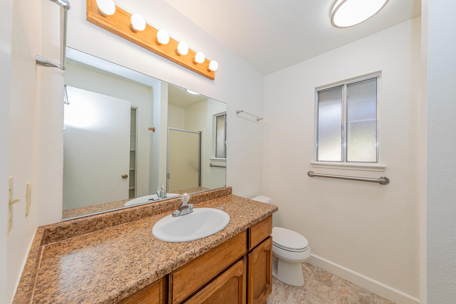42634 Springwood Road Oakhurst, CA 93644 - Photo 18 of 40 Primary bathroom