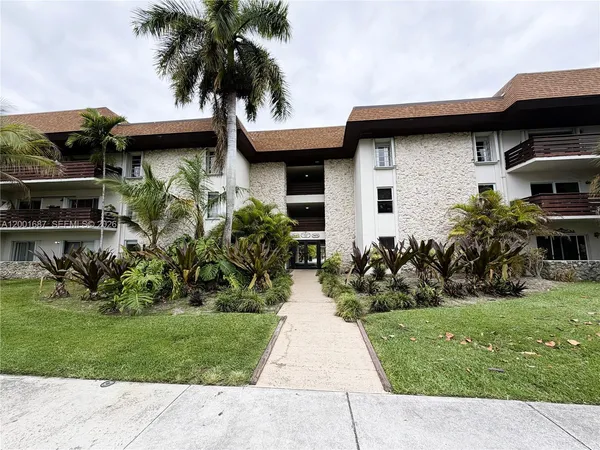 $3,100 | 7483 Southwest 82nd Street, Unit A102, Miami, FL 33143