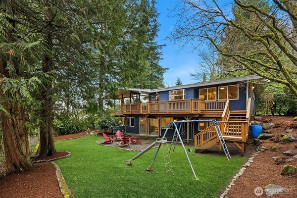 a view of a house with backyard