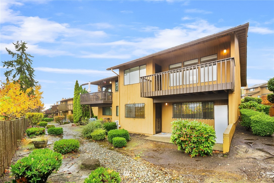1523 Eagle Ridge Drive South, Unit 1N Renton, WA 98055 - Photo 20 of 21 a front view of a house with a garden