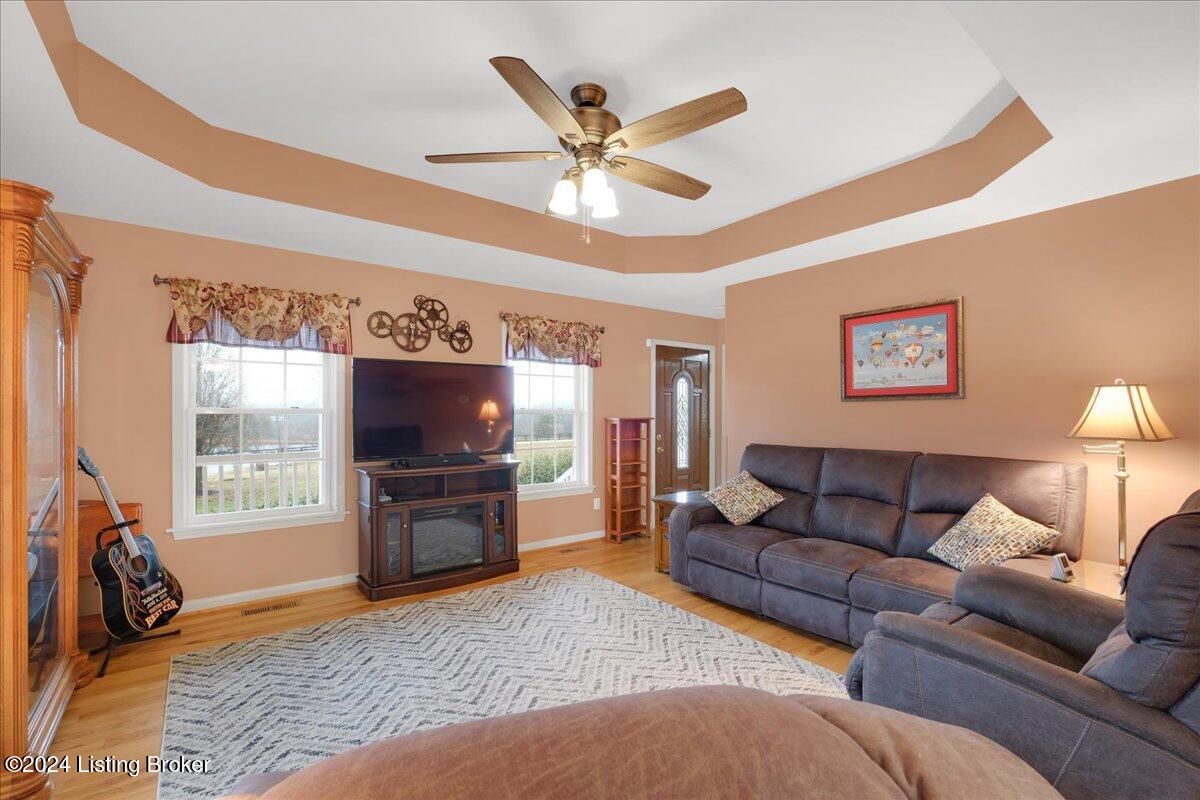9401 Frohlich Road Louisville, KY 40291 - Photo 14 of 43 Living Room