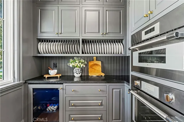 a view of a livingroom with furniture and windows