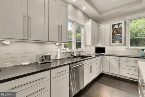 $2,750,000 | 3701-38 38th Street North, Arlington, VA 22207