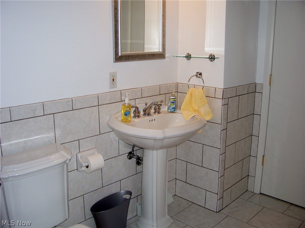 576 Miner Road Cleveland, OH 44143 - Photo 14 of 27