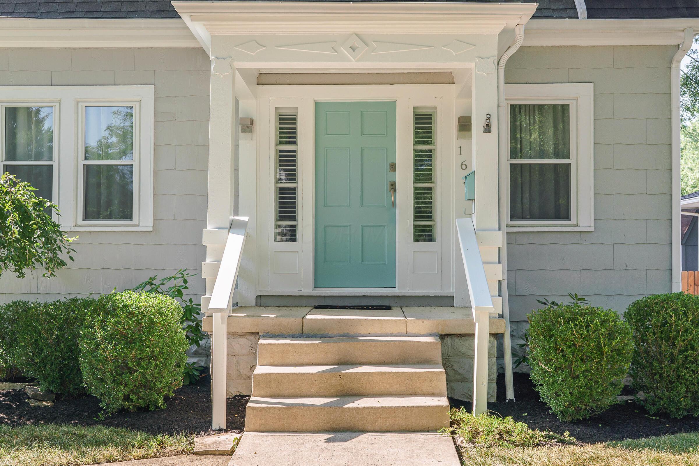 163 Garden Road Columbus, OH 43214 - Photo 6 of 46 An elegant covered front entrance to greet your guests.